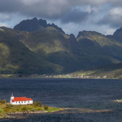 Kirik mägede ja fjordide vahel