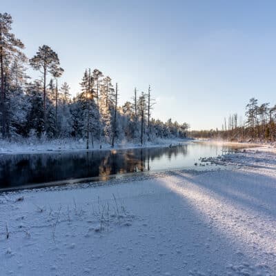 Jäätuva jõe ääres